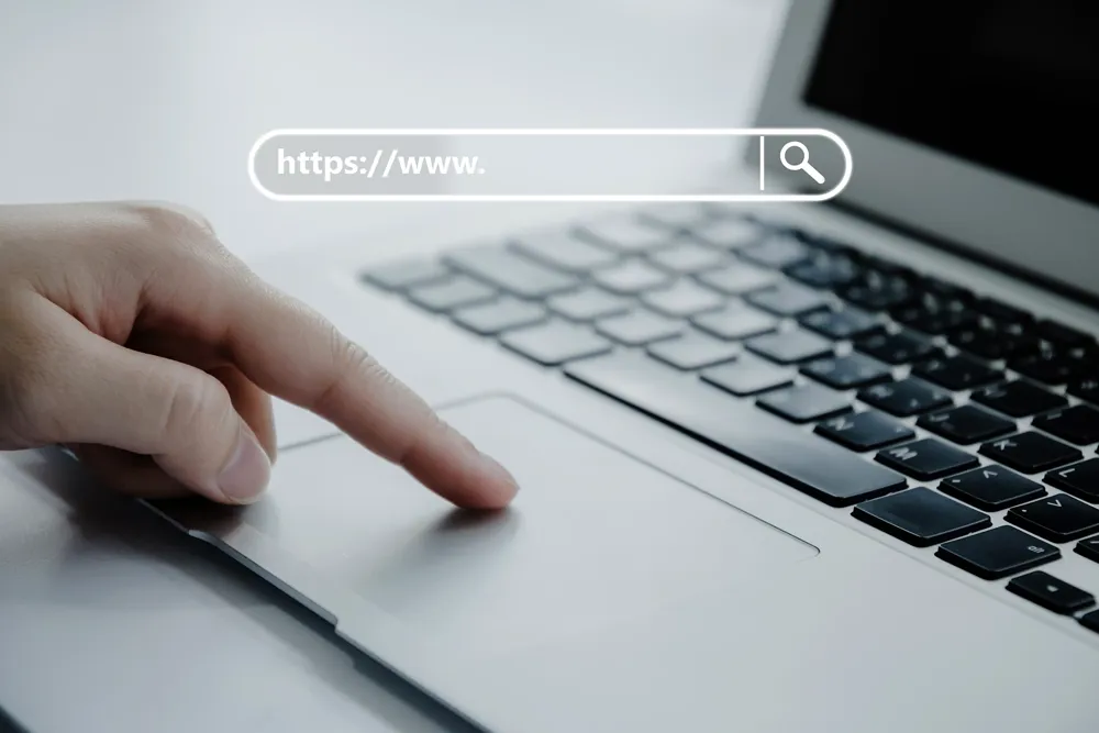 Finger on trackpad, search bar prompting with https://www.
